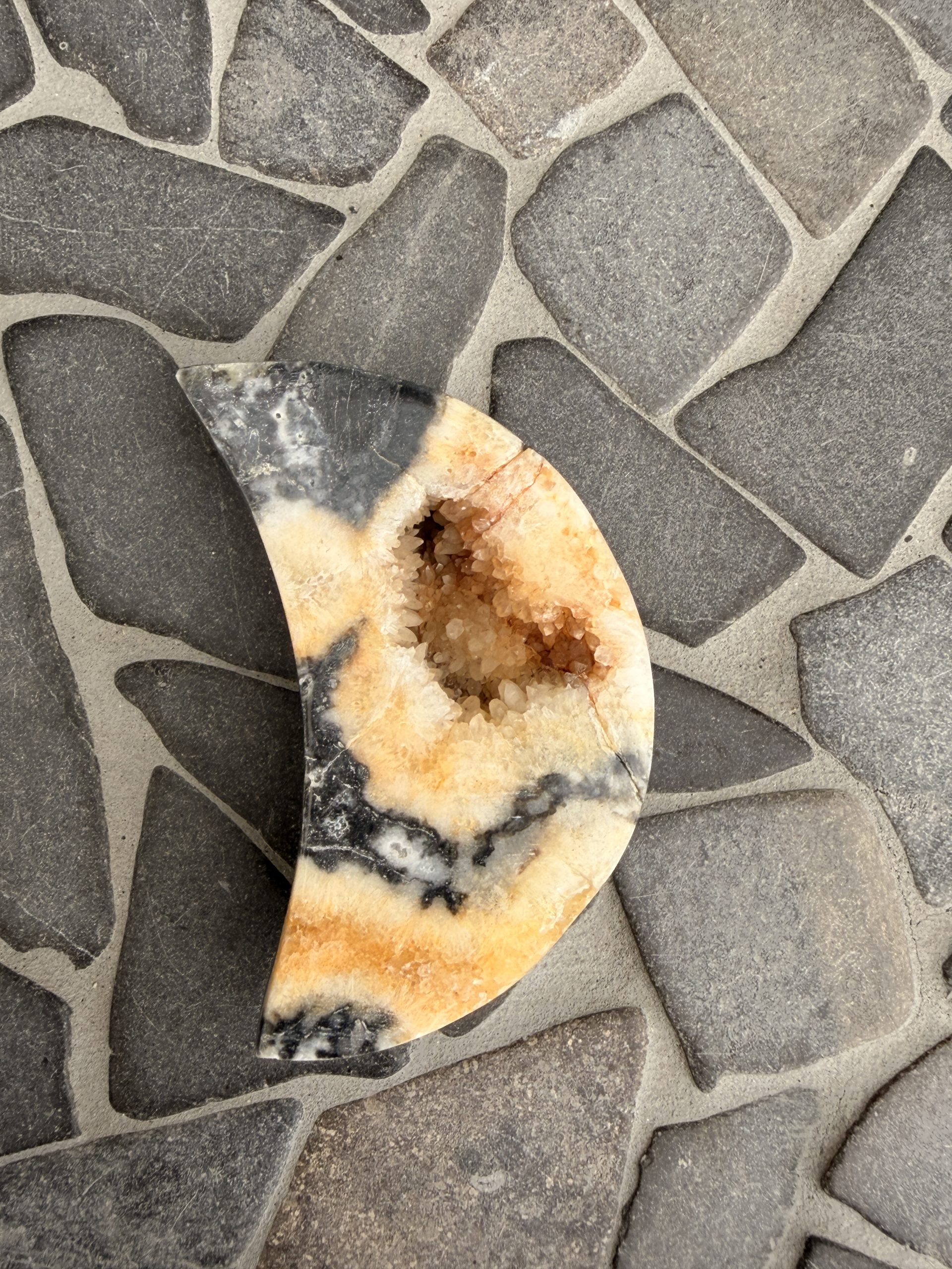 Calciet maan zwart