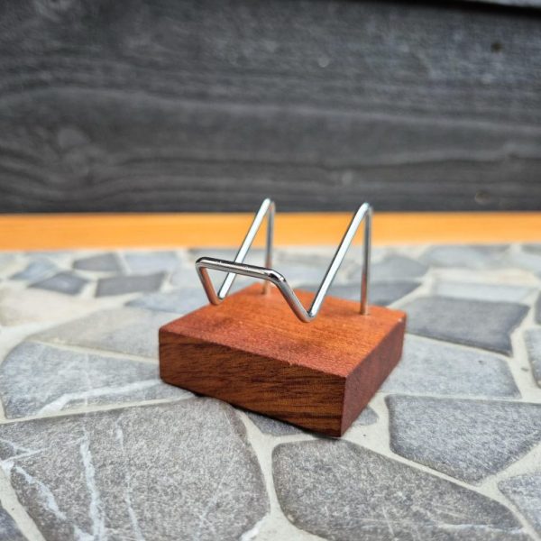 Houten standaard met metalen beugel