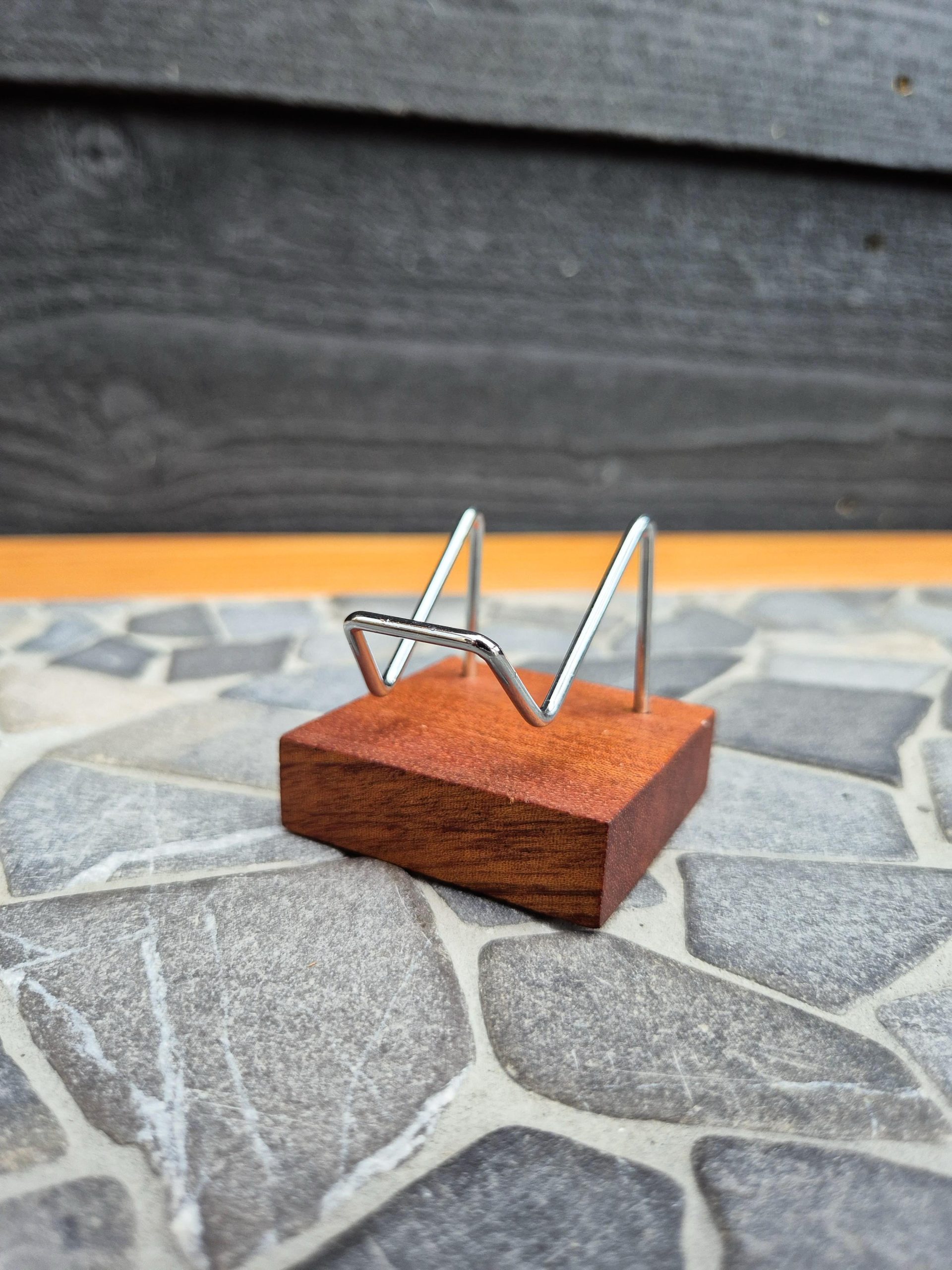 Houten standaard met metalen beugel - Afbeelding 2