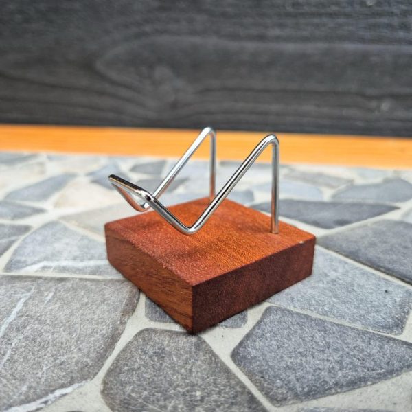 Houten standaard met metalen beugel