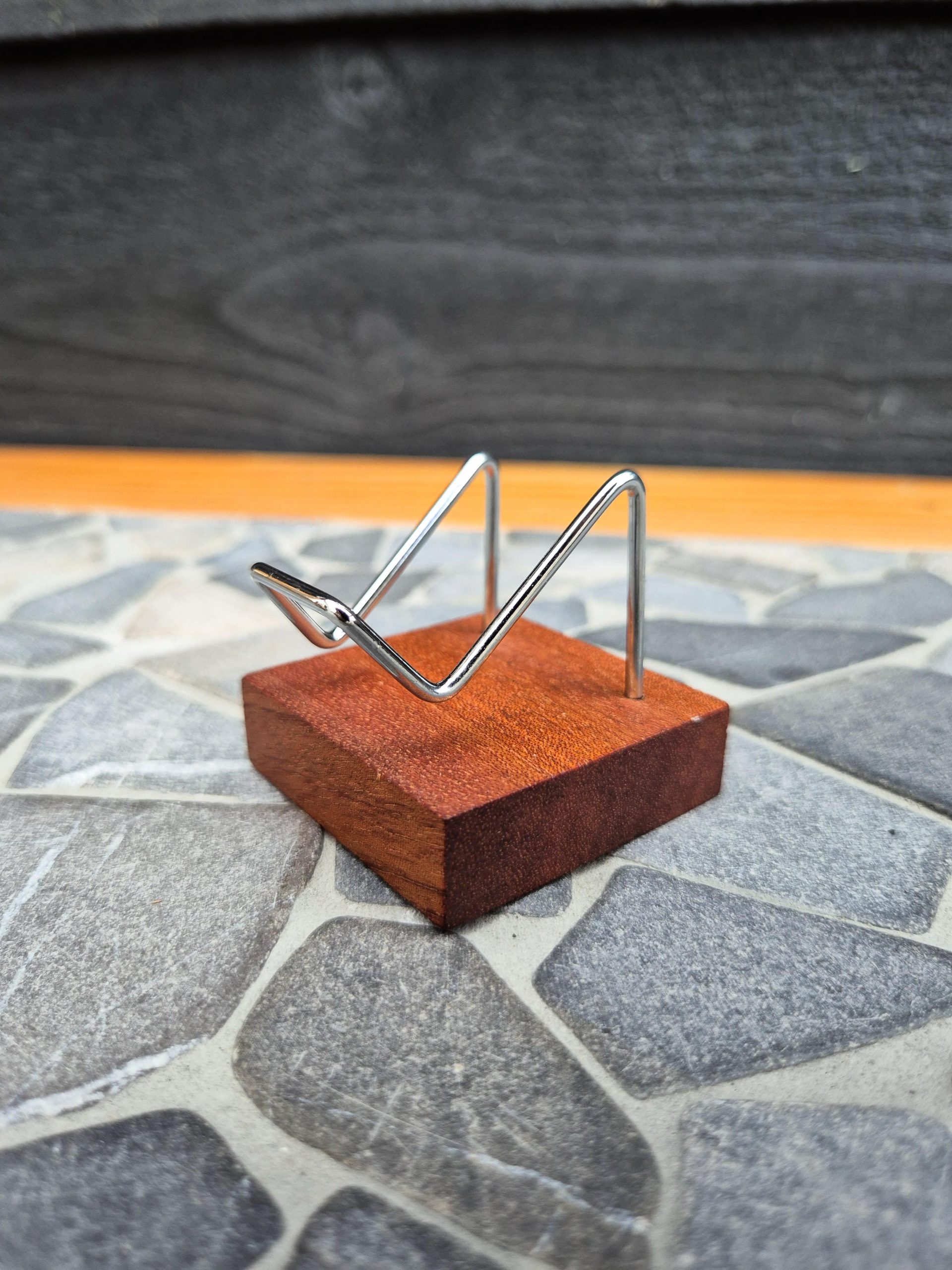 Houten standaard met metalen beugel
