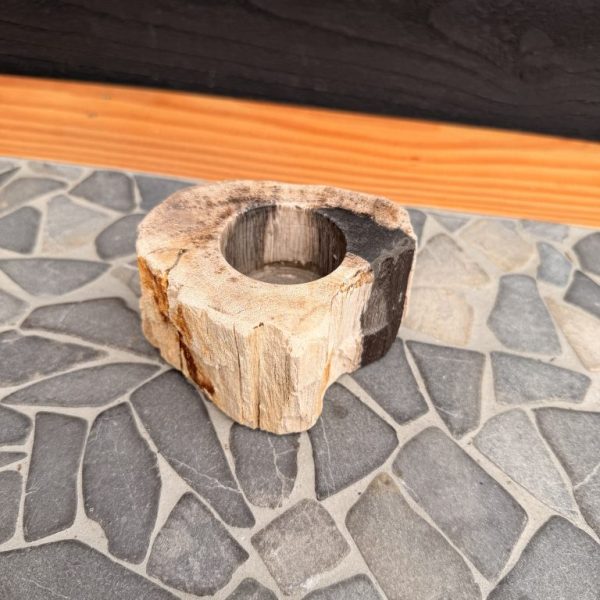 Waxinelichthouder van versteend hout